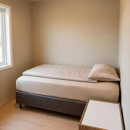 3-bedroom Free Parking & Wifi Хёугесунн